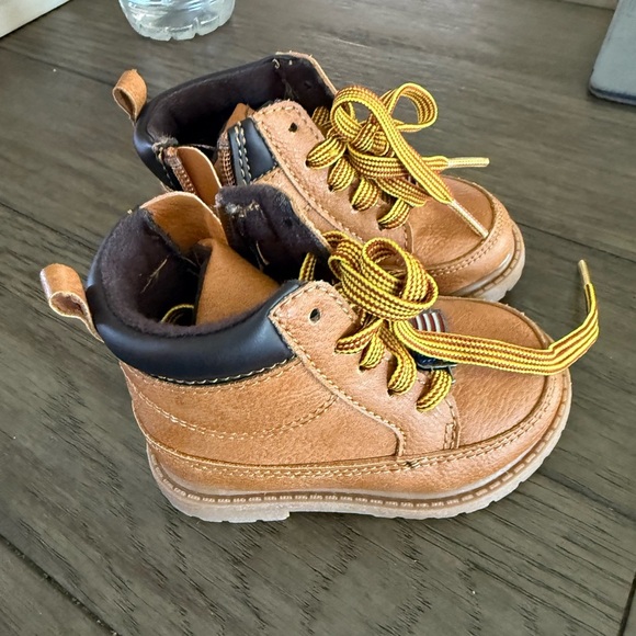 Kids Tan Boots with Yellow Laces size 4 cater - Picture 4 of 4